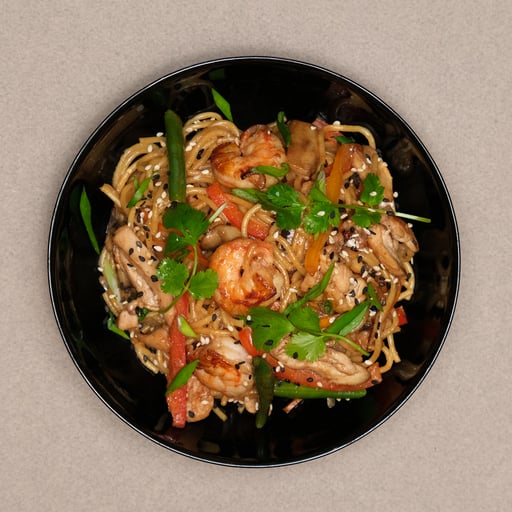 Яичная лапша с курицей и креветками
