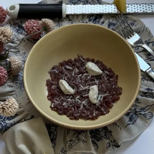 Тартар из говядины с трюфельным айоли и пармезаном