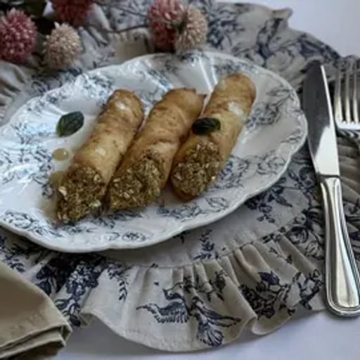 Каноли с муссом из пармской ветчины, каперсами и колотой фисташкой