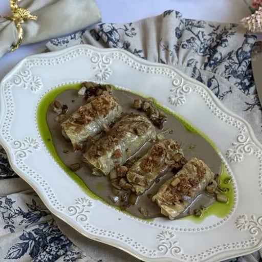 Голубцы с телятиной, трюфельно-грибным соусом и жареными белыми грибами