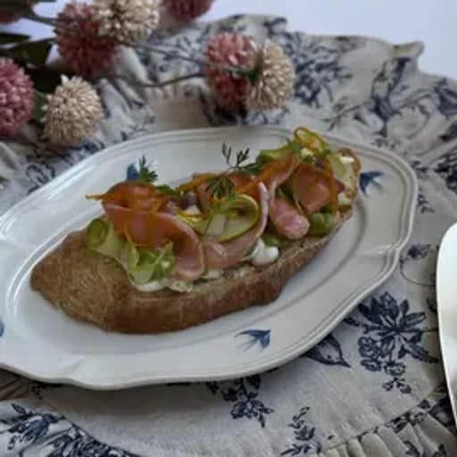 Брускетта с форелью слабой соли, кремом из авокадо и слайсами цукини