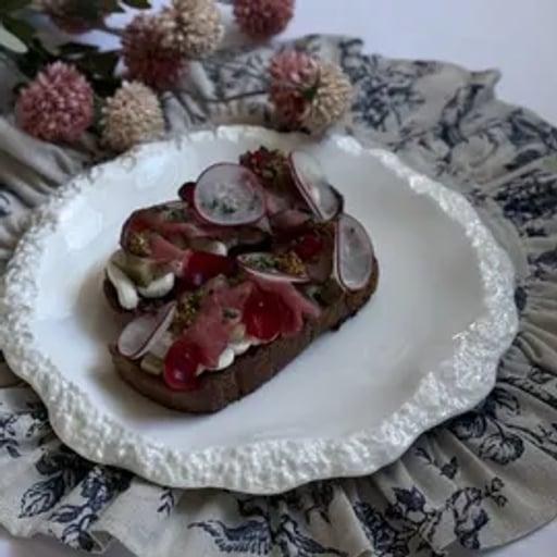 Ржаной тост с ростбифом, маринованными огурцами и медово-горчичной заправкой