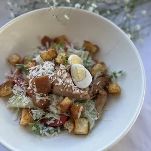 Цезарь с куриным бедром, романо и томатами черри