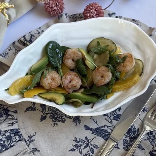 Креветки с авокадо, персиком и цукини под соусом маракуйя-лайм