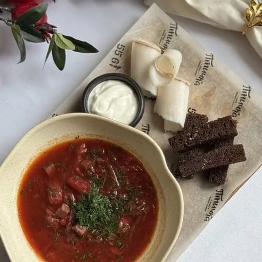 Борщ с говядиной, бородинскими гренками и салом с чесноком