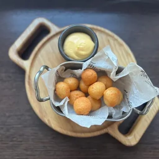Хрустящие шарики моцареллы с сырным соусом