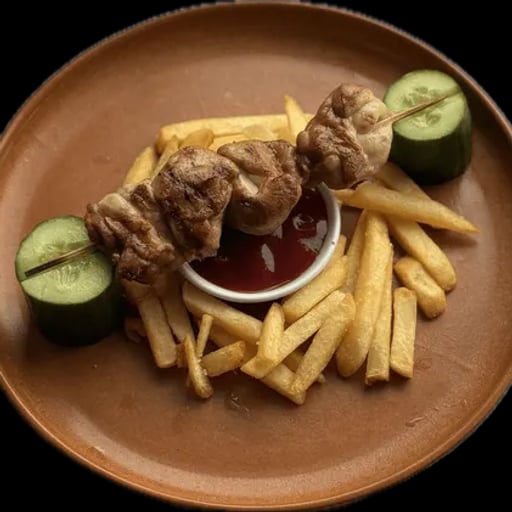 Шашлычок из куриного бедра с картофелем фри