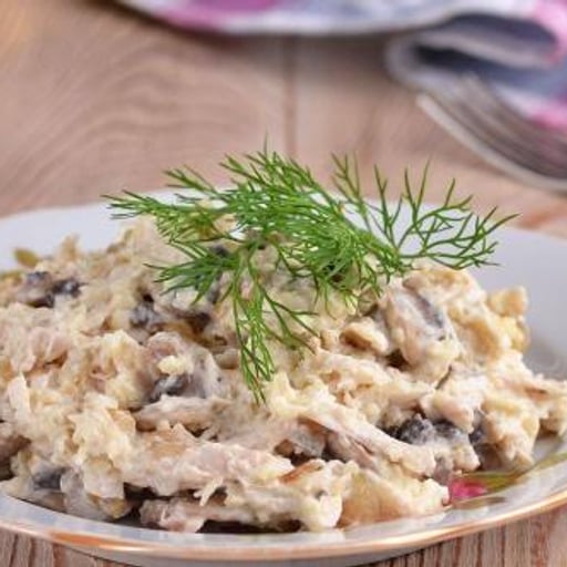 Салат с маринованной куриной грудкой и грибами