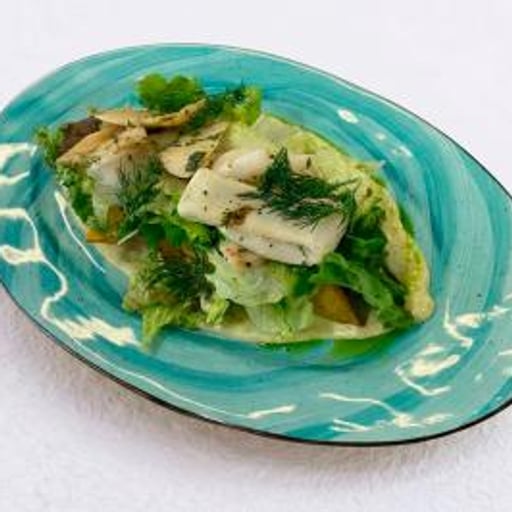 Теплый салат с кальмарами