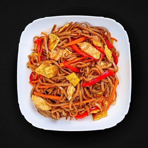 Лапша с курицей и омлетом